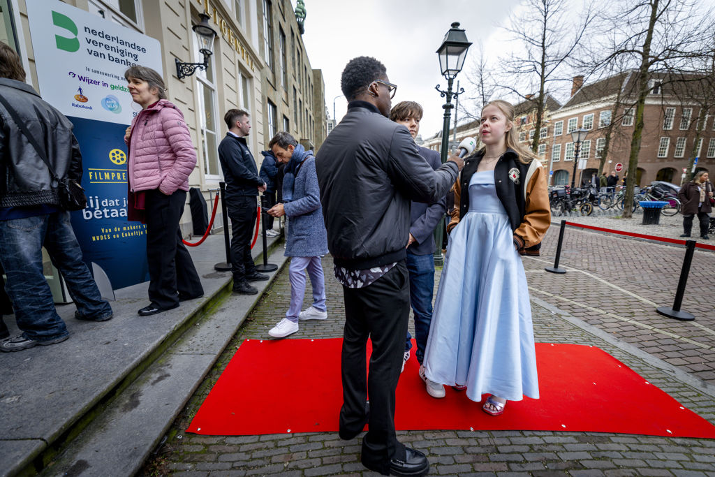 Défano Holwijn interviewt gasten bij de première van Blij dat je betaald hebt.