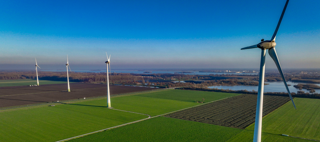 Windmolens in een weiland in Nederland